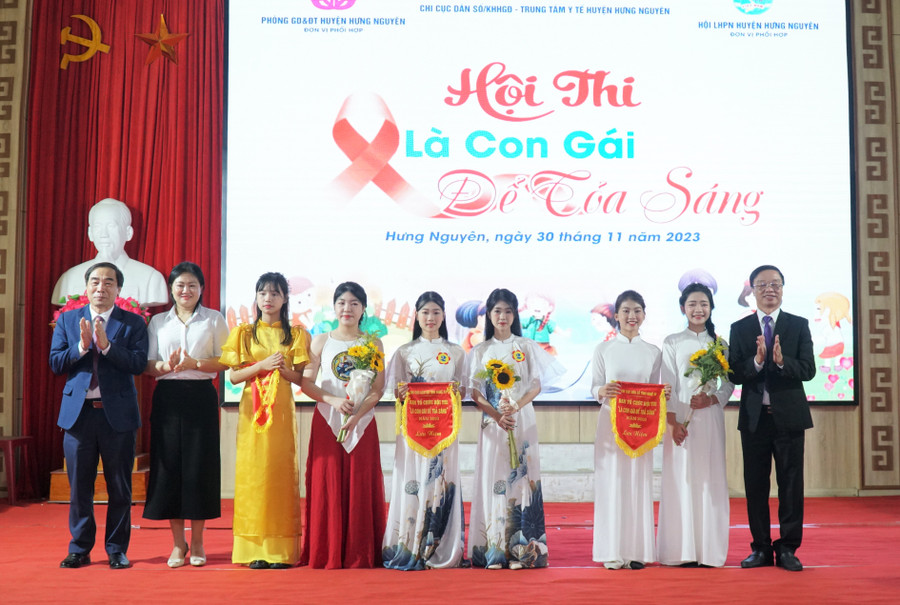 Ban tổ chức trao cờ lưu niệm cho các đội tham gia hội thi đến từ 3 trường THCS Hưng Tây, THCS Phúc Lợi, THCS Quang Trung (huyện Hưng Nguyên, Nghệ An). Ảnh: Hồ Lài Ban tổ chức trao cờ lưu niệm cho các đội tham gia hội thi đến từ 3 trường THCS Hưng Tây, THCS Phúc Lợi, THCS Quang Trung (huyện Hưng Nguyên, Nghệ An). Ảnh: Hồ Lài