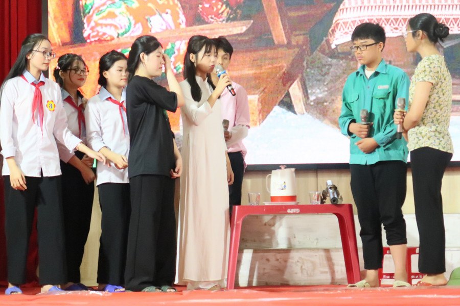 Tiểu phẩm về vấn đề bình đẳng giới được đội thi thể hiện hài hước nhưng không kém phần ý nghĩa. Ảnh: Hồ Lài Tiểu phẩm về vấn đề bình đẳng giới được đội thi thể hiện hài hước nhưng không kém phần ý nghĩa. Ảnh: Hồ Lài