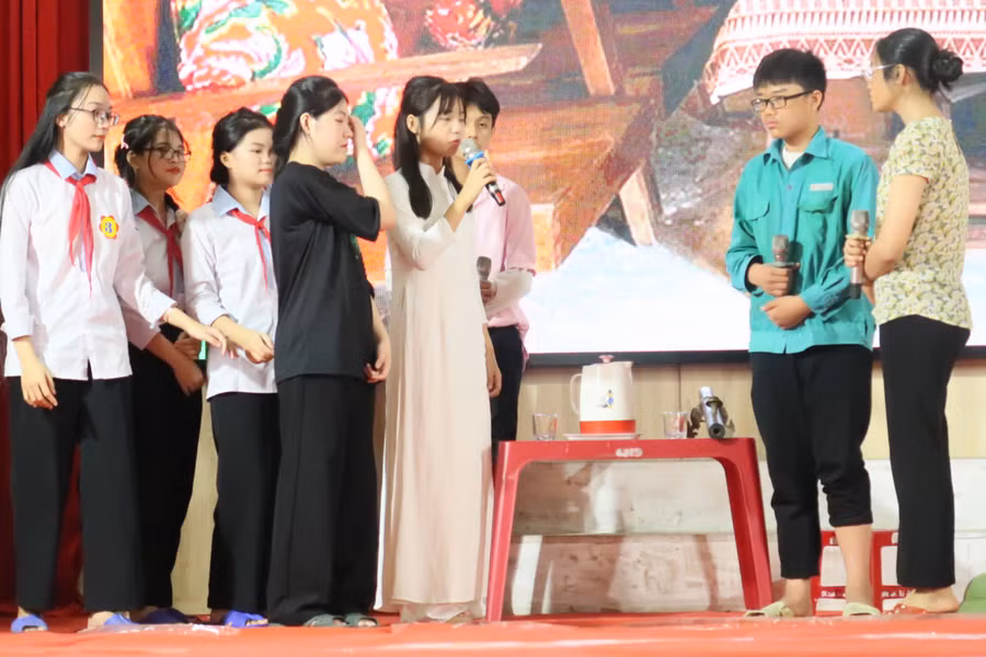 Tiểu phẩm về vấn đề bình đẳng giới được đội thi thể hiện hài hước nhưng không kém phần ý nghĩa. Ảnh: Hồ Lài