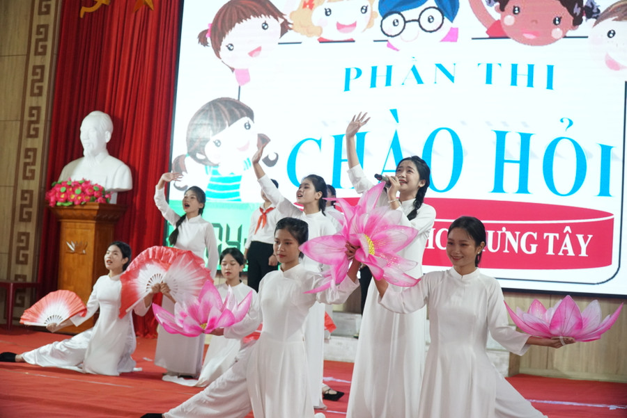 Phần thi chào hỏi đến từ Trường THCS Hưng Tây (huyện Hưng Nguyên, Nghệ An). Ảnh: Hồ Lài Phần thi chào hỏi đến từ Trường THCS Hưng Tây (huyện Hưng Nguyên, Nghệ An). Ảnh: Hồ Lài
