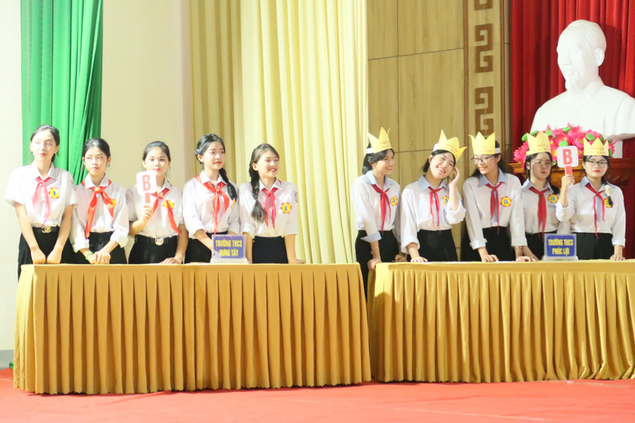 Các đội thi tham gia phần thi kiến thức - trả lời câu hỏi mà ban tổ chức đưa ra. Ảnh: Hồ Lài Các đội thi tham gia phần thi kiến thức - trả lời câu hỏi mà ban tổ chức đưa ra. Ảnh: Hồ Lài