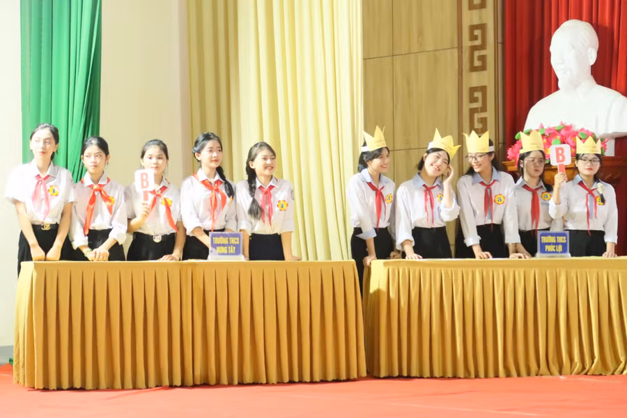 Các đội thi tham gia phần thi kiến thức - trả lời câu hỏi mà ban tổ chức đưa ra. Ảnh: Hồ Lài