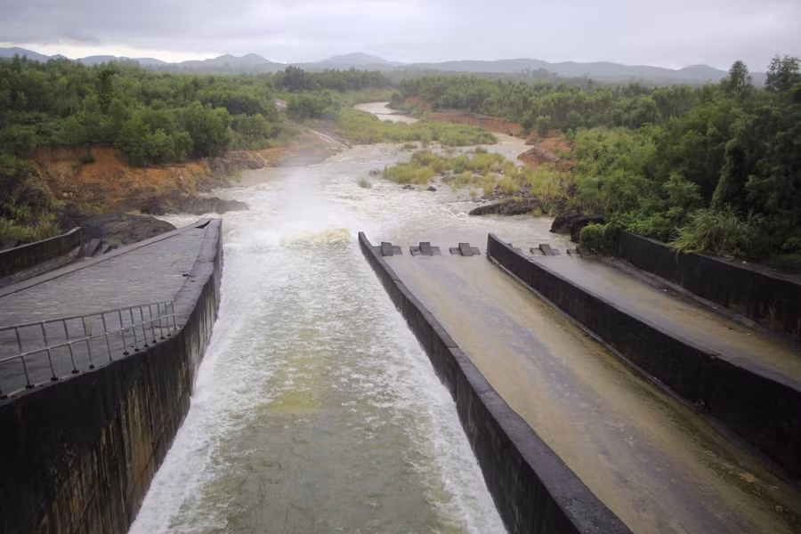 Hồ thủy lợi Vực Mấu (huyện Quỳnh Lưu, Nghệ An) xả lũ 2 cửa van từ 9h30 sáng 25/9 với tốc độ 291m3/giây.
