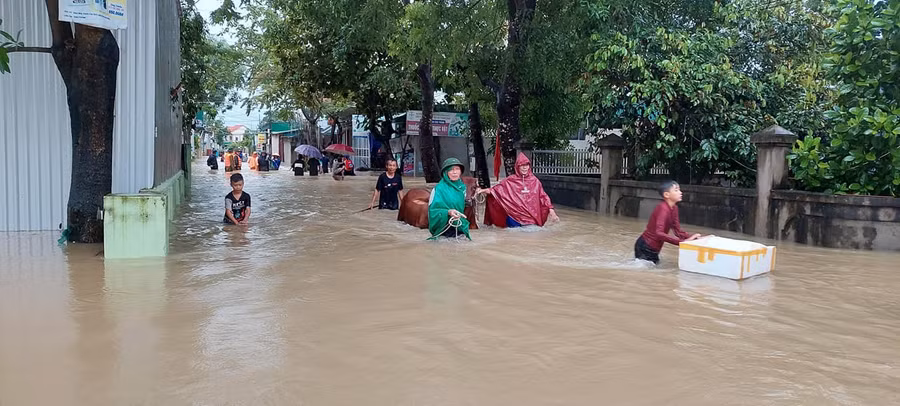Ngập sâu do mưa lũ, lực lượng chức năng huyện Quỳnh Lưu (Nghệ An) sơ tán người dân và gia súc đến nơi an toàn. Ảnh: Mặt trận Quỳnh Lưu.