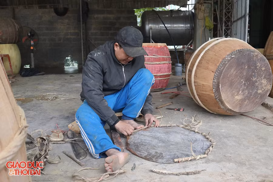 Anh Phan Tuấn Văn làm khung để căng mặt trống.