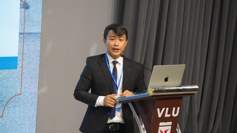 ThS Trần Cao Thành, Trường Đại học Luật - Đại học Huế trình bày tham luận. Ảnh: Mạnh Tùng