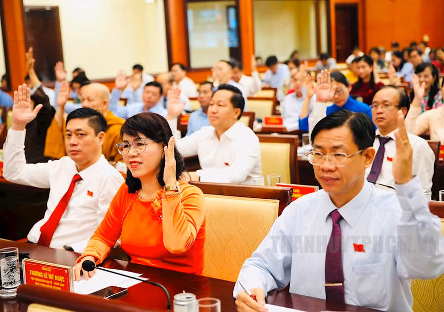 Các đại biểu HĐND TPHCM biểu quyết. (Ảnh: Thành ủy TPHCM) Các đại biểu HĐND TPHCM biểu quyết. (Ảnh: Thành ủy TPHCM)