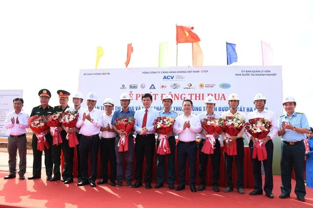 Lãnh đạo Bộ Giao thông Vận tải và ACV tặng hoa các nhà thầu trong lễ phát động. (Ảnh: P.M). Lãnh đạo Bộ Giao thông Vận tải và ACV tặng hoa các nhà thầu trong lễ phát động. (Ảnh: P.M).