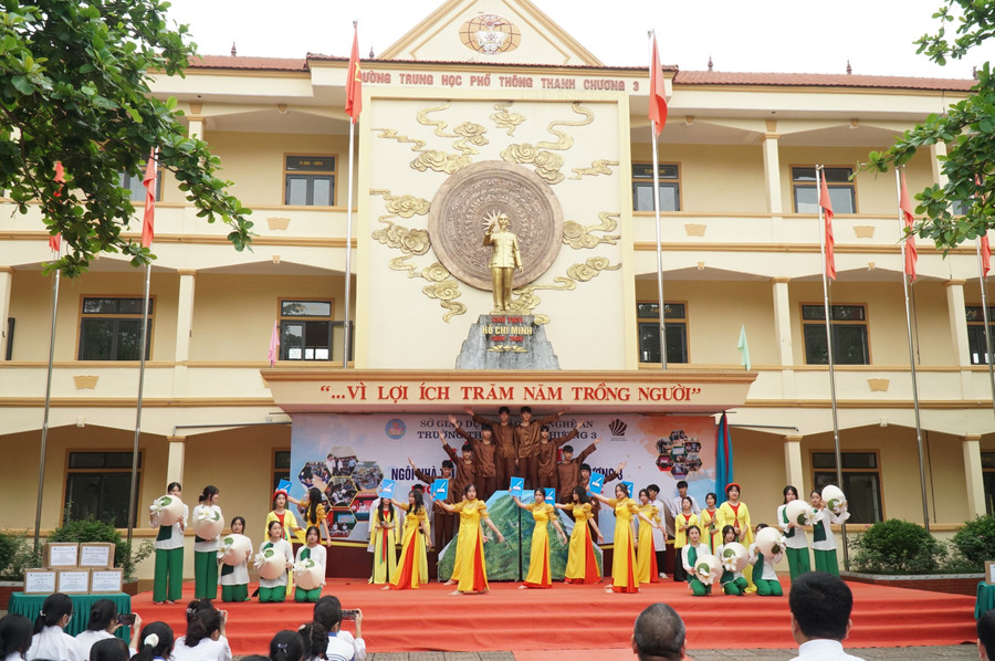Chương trình nghệ thuật của học sinh Trường THPT Thanh Chương 3 tại lễ ra mắt Ngôi nhà trí tuệ. Ảnh: Hồ Lài. Chương trình nghệ thuật của học sinh Trường THPT Thanh Chương 3 tại lễ ra mắt Ngôi nhà trí tuệ. Ảnh: Hồ Lài.