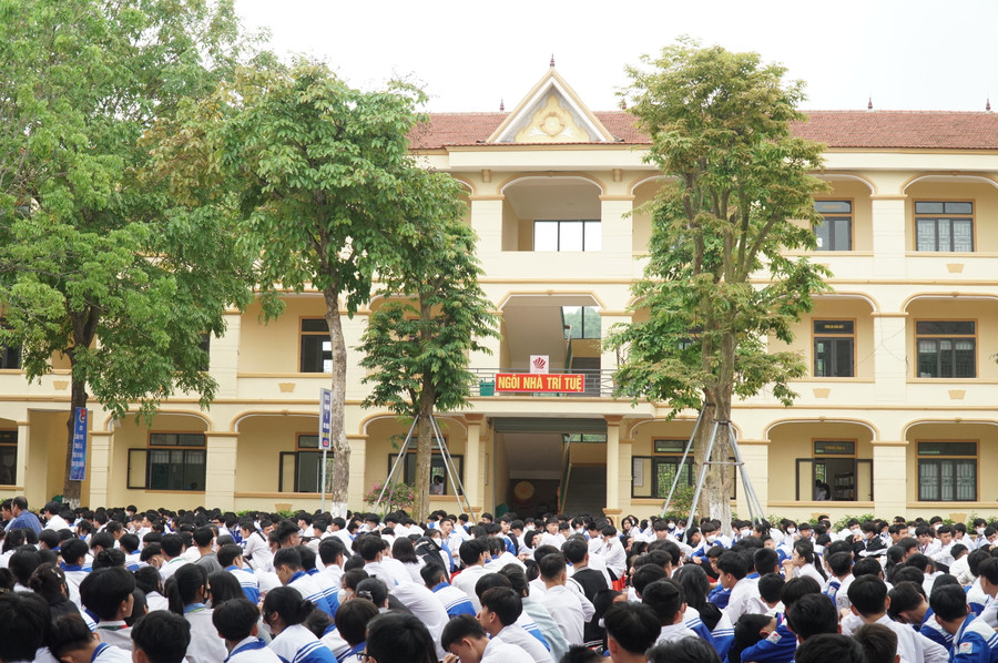 Ngôi nhà trí tuệ tại Trường THPT Thanh Chương 3 gồm một dãy nhà 3 tầng với 9 phòng chức năng, được xem là không gian học tập, giao lưu văn hóa và học thuật cho cả thầy và trò vùng nông thôn Nghệ An. Ảnh: Hồ Lài. Ngôi nhà trí tuệ tại Trường THPT Thanh Chương 3 gồm một dãy nhà 3 tầng với 9 phòng chức năng, được xem là không gian học tập, giao lưu văn hóa và học thuật cho cả thầy và trò vùng nông thôn Nghệ An. Ảnh: Hồ Lài.