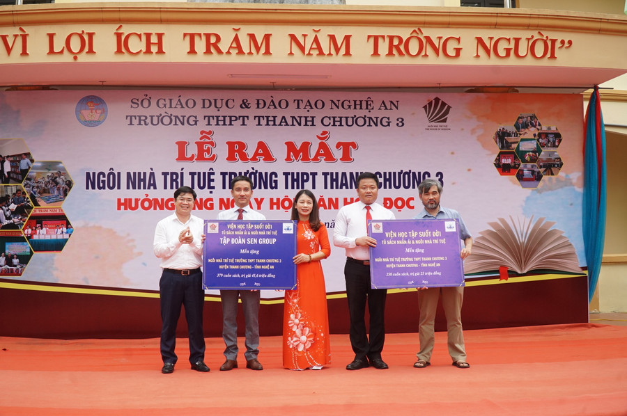 Các nhà tài trợ, đồng hành tặng sách cho Ngôi nhà trí tuệ Trường THPT Thanh Chương 3. Ảnh: Hồ Lài. Các nhà tài trợ, đồng hành tặng sách cho Ngôi nhà trí tuệ Trường THPT Thanh Chương 3. Ảnh: Hồ Lài.