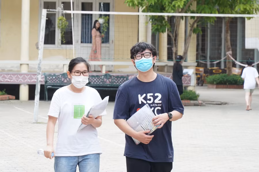 Theo nhiều thí sinh, năm nay đề môn tổ hợp vừa sức, nhưng vẫn có sự phân hóa cao ở môn Hóa học và môn Sinh học.