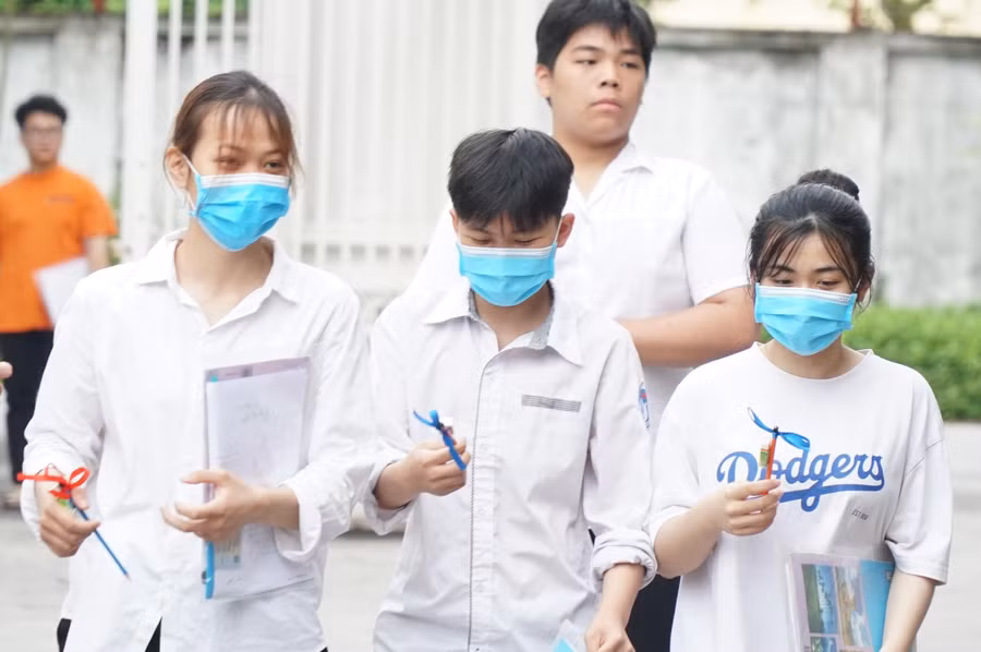 Thí sinh Nghệ An bước vào bài thi môn tổ hợp sáng ngày 8/7.