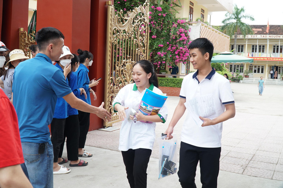 Thí sinh hoàn thành bài thi môn tổ hợp tại Trường THPT Dân tộc nội trú Nghệ An.