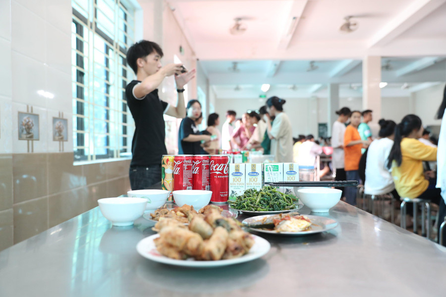Bữa cơm của trường nội trú chuẩn bị học sinh của mình trong những ngày thi được tăng khẩu phần, chất lượng, đảm bảo dinh dưỡng và động viên các em yên tâm thi cử.