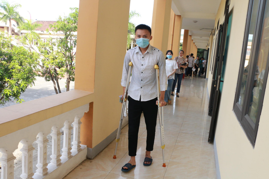 Thí sinh Thái Hồng Sơn hiện đang là công an nghĩa vụ, dự thi tại điểm thi Trường THPT DTNT tỉnh. Chiến sĩ công an trẻ tuổi này gặp tai nạn trước kỳ thi 2 tháng. Đến ngày thi, Hồng Sơn vẫn chưa thể đi lại bình thường. Tuy nhiên, thí sinh này vẫn tự chống nạng tự vào điểm thi và lên phòng thi ở tầng 2.