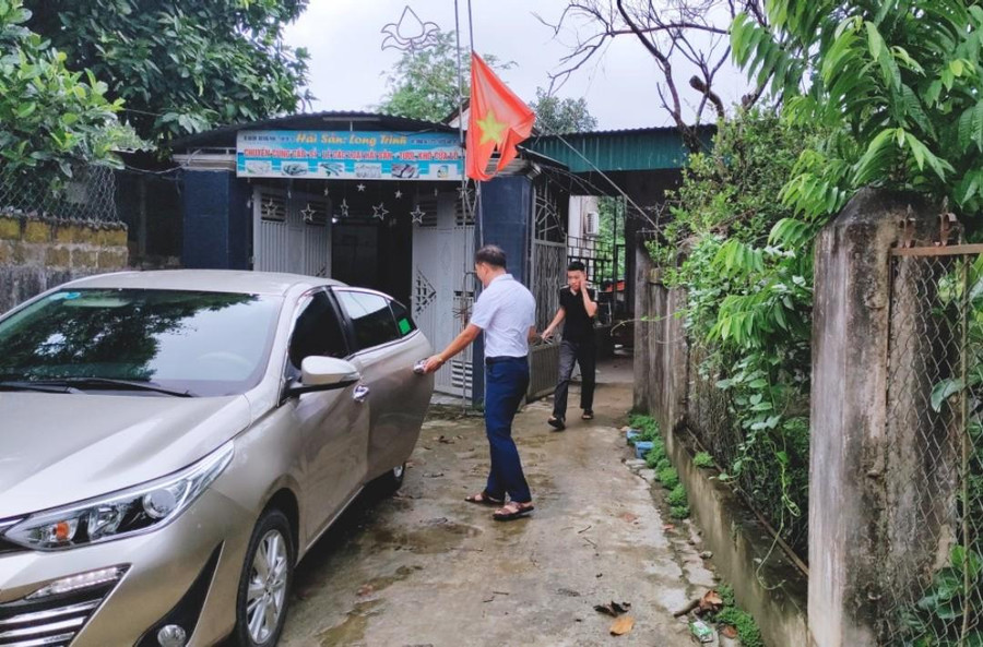 Thầy Ngô Chiến Thắng (GV Trường THPT Quế Phong, Nghệ An) đến tận phòng trọ đón thí sinh… ngủ quên giờ thi. Trước đó, thầy Thắng trực vòng ngoài thì nhận được báo tin có 2 thí sinh Vi Thị Lê Na, lớp 12A3 và thí sinh Ngân Văn Huỳnh lớp 12 A6 chưa có mặt, dù sắp tới giờ làm bài. Sau nhiều cuộc điện thoại, thầy liên lạc được với em Na, thì riêng Huỳnh không nghe máy. May mắn trước đó nhà trường đã tổng hợp số liên lạc các chủ nhà trọ của học sinh nên đã gọi theo số máy đó và liên lạc được. Ngay lập tức, thầy cùng các bạn tình nguyện viên đã đến tận phòng trọ đón 2 thí sinh này đi thi, vừa kịp trước khi giám thị bóc đề. Học sinh Trường THPT Quế Phong hầu hết là con em đồng bào dân tộc thiểu số, phải thuê nhà trọ ở xung quanh trường để đi học trong 3 năm cấp THPT.