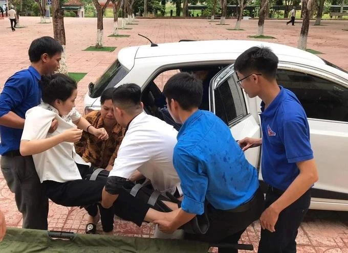 Thí sinh Bùi Vân Thư được taxi 0 đồng chở tới điểm thi Trường THPT Nguyễn Sỹ Sách (Nghệ An) và đội thanh niên tình nguyện dùng cáng đưa lên phòng thi. Ảnh: Nhữ Tiến.