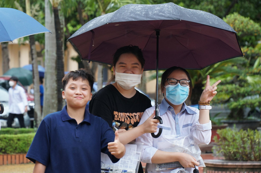 Dù trời mưa to nhưng không làm ảnh hưởng đến tâm lý thí sinh, ngược lại, làm dịu mát không khí của mùa hè xứ Nghệ. Thí sinh khoác tay nhau ra khỏi phòng thi với tâm trạng vui vẻ, thoải mái khi hoàn thành môn thi &quot;khá nặng&quot; là môn Toán.