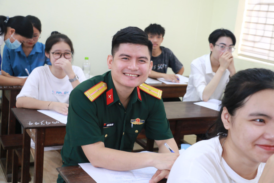 Sinh năm 1989, thí sinh Nguyễn Công Long là một trong những thí sinh nhiều tuổi nhất của Kỳ thi Tốt nghiệp THPT năm 2022 tại Nghệ An. Long hiện đang công tác tại một đoàn nghệ thuật quân đội thuộc Quân khu IV. Ở tuổi 33, thí sinh này tham dự kỳ thi với mục tiêu xét tuyển vào Trường ĐH Văn hóa – Nghệ thuật quân đội.