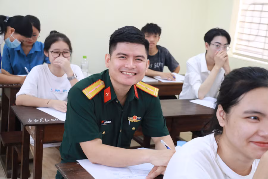 Sinh năm 1989, thí sinh Nguyễn Công Long là một trong những thí sinh nhiều tuổi nhất của Kỳ thi Tốt nghiệp THPT năm 2022 tại Nghệ An. Long hiện đang công tác tại một đoàn nghệ thuật quân đội thuộc Quân khu IV. Ở tuổi 33, thí sinh này tham dự kỳ thi với mục tiêu xét tuyển vào Trường ĐH Văn hóa – Nghệ thuật quân đội.