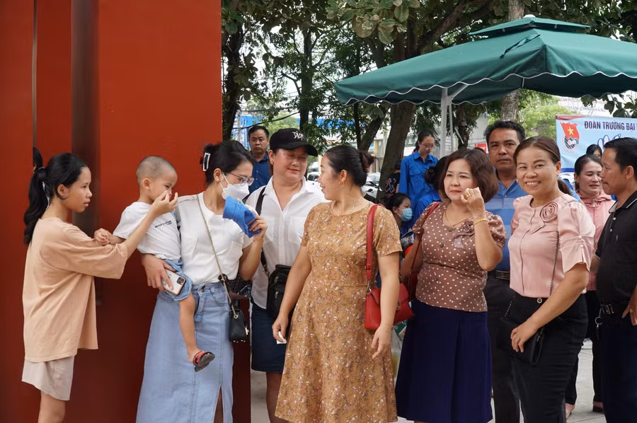 Phụ huynh từ các huyện vùng cao, ngóng con thi xong trước cổng trường dân tộc nội trú.