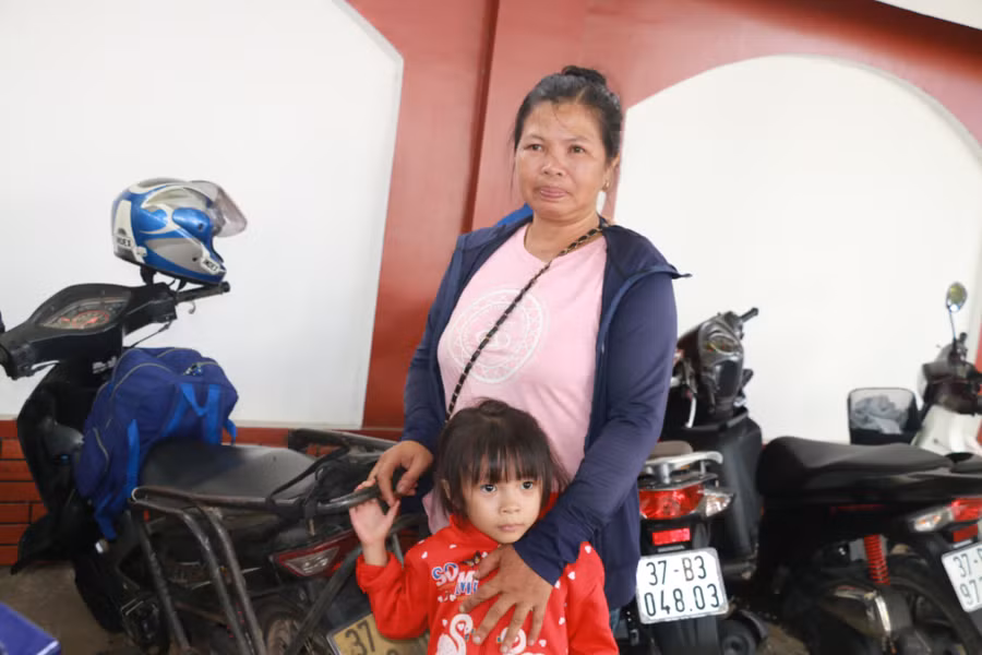 Chị Nguyễn Thị Soa có con trai là Là Tất Thành (người Thái) đang học tại Trường THPT DTNT tỉnh Nghệ An. Từ tết đến nay, chị chưa được gặp con, vì cháu ở lại trường học tập và ôn thi. Nhà ở xã Tà Cạ, huyện biên giới Kỳ Sơn, cách TP Vinh hơn 250m. Nhưng vì nhớ con, mong được động viên con trong kỳ thi quan trọng, chị đã tự mình chạy xe máy xuống Vinh. Để kịp gặp con trước kỳ thi, chị xuất phát từ tối ngày 6/7, phía sau địu theo con gái út vì cô bé nằng nặc đòi theo mẹ xuống Vinh thăm anh cả. Chặng đường dài qua nhiều đèo dốc mệt mỏi, khi đến nơi, thì con trai chị đã vào phòng thi, chuẩn bị cho môn thi đầu tiên Ngữ văn. Chưa gặp được con, chị dựng xe máy ngoài cổng trường, vẫn nguyên balo, hành lý, hướng mắt vào trong đợi chờ...