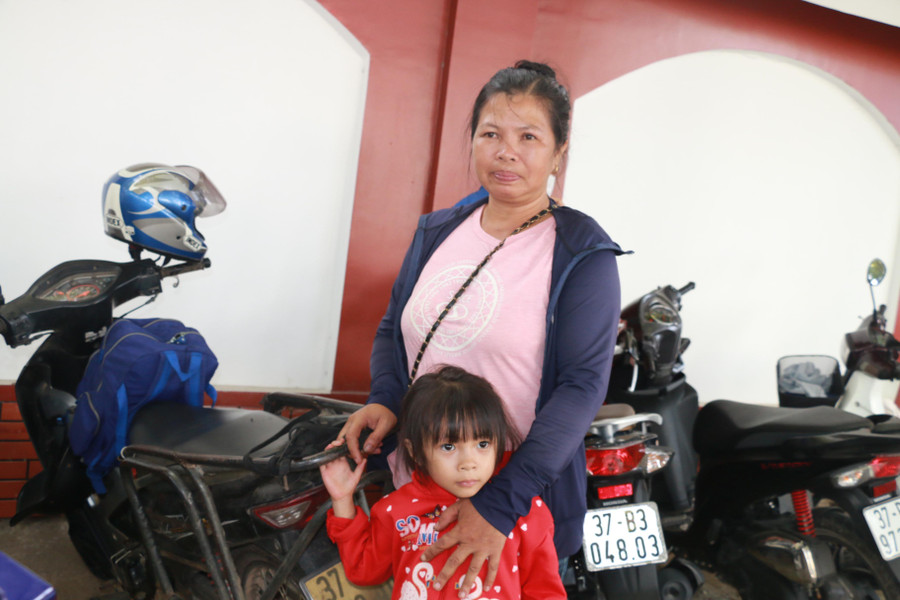 Chị Nguyễn Thị Soa có con trai là Là Tất Thành (người Thái) đang học tại Trường THPT DTNT tỉnh Nghệ An. Từ tết đến nay, chị chưa được gặp con, vì cháu ở lại trường học tập và ôn thi. Nhà ở xã Tà Cạ, huyện biên giới Kỳ Sơn, cách TP Vinh hơn 250m. Nhưng vì nhớ con, mong được động viên con trong kỳ thi quan trọng, chị đã tự mình chạy xe máy xuống Vinh. Để kịp gặp con trước kỳ thi, chị xuất phát từ tối ngày 6/7, phía sau địu theo con gái út vì cô bé nằng nặc đòi theo mẹ xuống Vinh thăm anh cả. Chặng đường dài qua nhiều đèo dốc mệt mỏi, khi đến nơi, thì con trai chị đã vào phòng thi, chuẩn bị cho môn thi đầu tiên Ngữ văn. Chưa gặp được con, chị dựng xe máy ngoài cổng trường, vẫn nguyên balo, hành lý, hướng mắt vào trong đợi chờ...