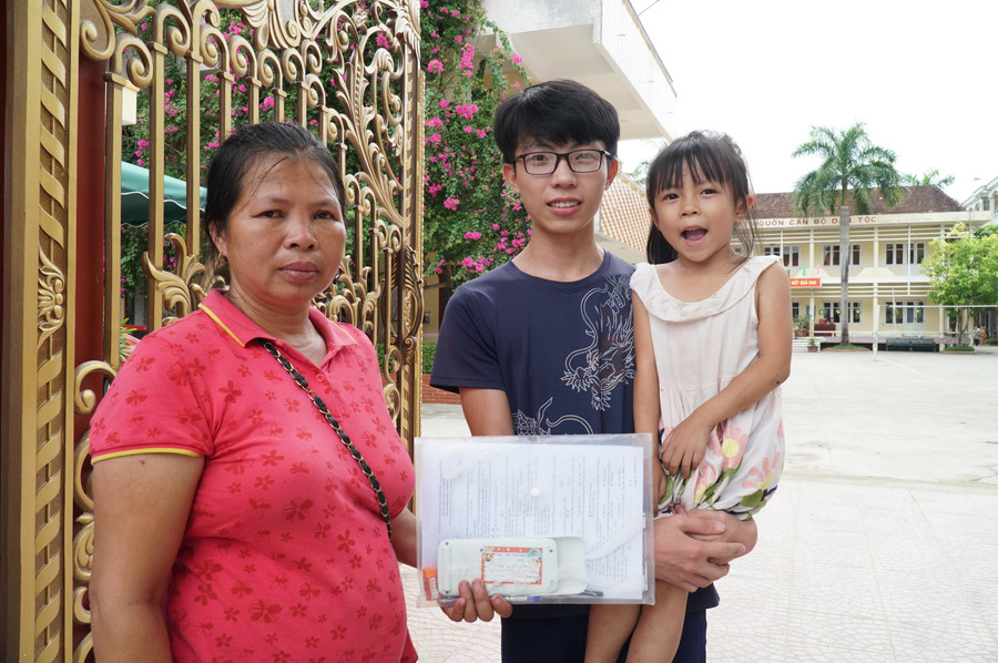 Sau thời gian chờ đợi, cuối cùng 3 mẹ con cũng đã được gặp nhau. Cô bé rất mừng vì được gặp anh, lao vào lòng để anh bế lên. Chị chia sẻ, dù biết nhà trường đã lo cho con đầy đủ, nhưng vẫn muốn có mặt ngoài trường thi để ở bên cạnh con trong kỳ thi quan trọng. La Tất Thành 3 năm liền đều là học sinh giỏi, em dự định thi vào quân đội nhưng lại không điều kiện vì mắt cận thị. Nam sinh người Thái chia sẻ có mẹ và em gái xuống thì vui lắm. Hai ngày thi vừa qua em làm bài khá tốt, sau khi có kết quả, em sẽ đăng ký NV1 vào trường ĐH phù hợp với mong muốn và điều kiện gia đình.