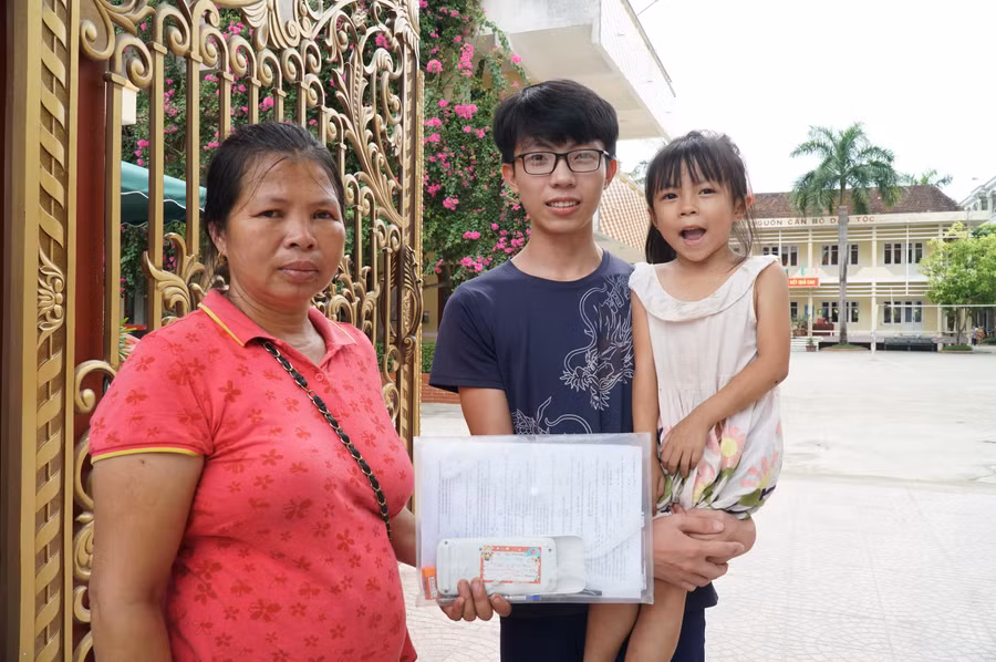 Sau thời gian chờ đợi, cuối cùng 3 mẹ con cũng đã được gặp nhau. Cô bé rất mừng vì được gặp anh, lao vào lòng để anh bế lên. Chị chia sẻ, dù biết nhà trường đã lo cho con đầy đủ, nhưng vẫn muốn có mặt ngoài trường thi để ở bên cạnh con trong kỳ thi quan trọng. La Tất Thành 3 năm liền đều là học sinh giỏi, em dự định thi vào quân đội nhưng lại không điều kiện vì mắt cận thị. Nam sinh người Thái chia sẻ có mẹ và em gái xuống thì vui lắm. Hai ngày thi vừa qua em làm bài khá tốt, sau khi có kết quả, em sẽ đăng ký NV1 vào trường ĐH phù hợp với mong muốn và điều kiện gia đình.