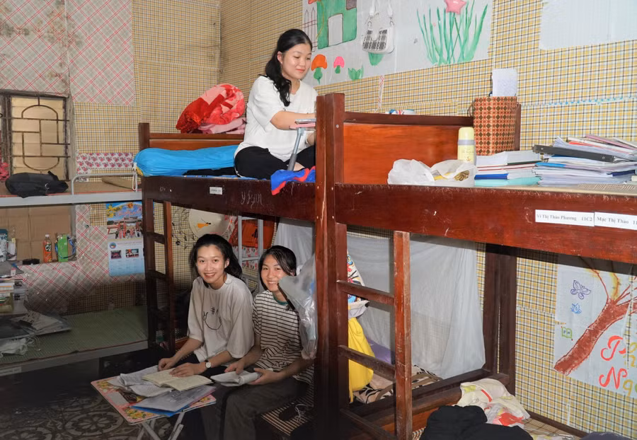 Học sinh của trường đều là con em đồng bào dân tộc thiểu số, ở vùng đặc biệt khó khăn. Khi kết thúc năm học, các chế độ trợ cấp cho học sinh cũng không còn. Tuy nhiên, Trường THPT Dân tộc nội trú tỉnh Nghệ An vẫn giữ các em lại, huy động nguồn lực để "nuôi" trò thêm 1 tháng đến tận ngày thi. Căn phòng nội trú là nơi các em gắn bó suốt 3 năm. Sau khi hoàn thành kỳ thi, cũng là lúc các em tạm biệt nơi đầy kỷ niệm này để bước vào một chặng đường mới.