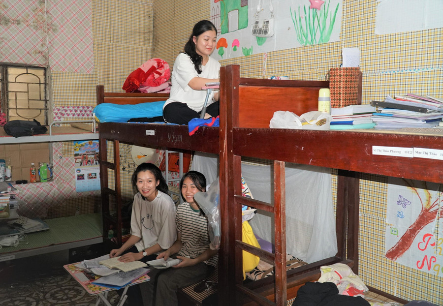 Học sinh của trường đều là con em đồng bào dân tộc thiểu số, ở vùng đặc biệt khó khăn. Khi kết thúc năm học, các chế độ trợ cấp cho học sinh cũng không còn. Tuy nhiên, Trường THPT Dân tộc nội trú tỉnh Nghệ An vẫn giữ các em lại, huy động nguồn lực để &quot;nuôi&quot; trò thêm 1 tháng đến tận ngày thi. Căn phòng nội trú là nơi các em gắn bó suốt 3 năm. Sau khi hoàn thành kỳ thi, cũng là lúc các em tạm biệt nơi đầy kỷ niệm này để bước vào một chặng đường mới.