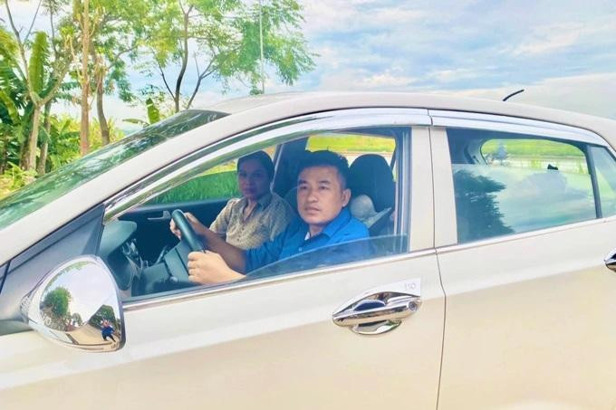 Anh Nguyễn Phùng Úy, taxi chở em Thư cùng mẹ đến điểm thi trong 2 ngày thi Tốt nghiệp THPT. Ảnh: Nhữ Tiến. Anh Nguyễn Phùng Úy, taxi chở em Thư cùng mẹ đến điểm thi trong 2 ngày thi Tốt nghiệp THPT. Ảnh: Nhữ Tiến.