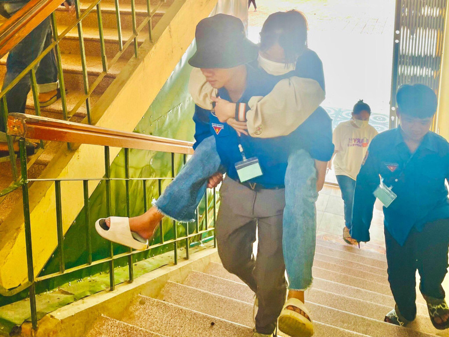 Thanh niên tình nguyện cõng thí sinh Nguyễn Thị Ngọc Huyền (Trường THPT Lê Lợi, huyện Tân Kỳ, Nghệ An) lên phòng thi. Thanh niên tình nguyện cõng thí sinh Nguyễn Thị Ngọc Huyền (Trường THPT Lê Lợi, huyện Tân Kỳ, Nghệ An) lên phòng thi.