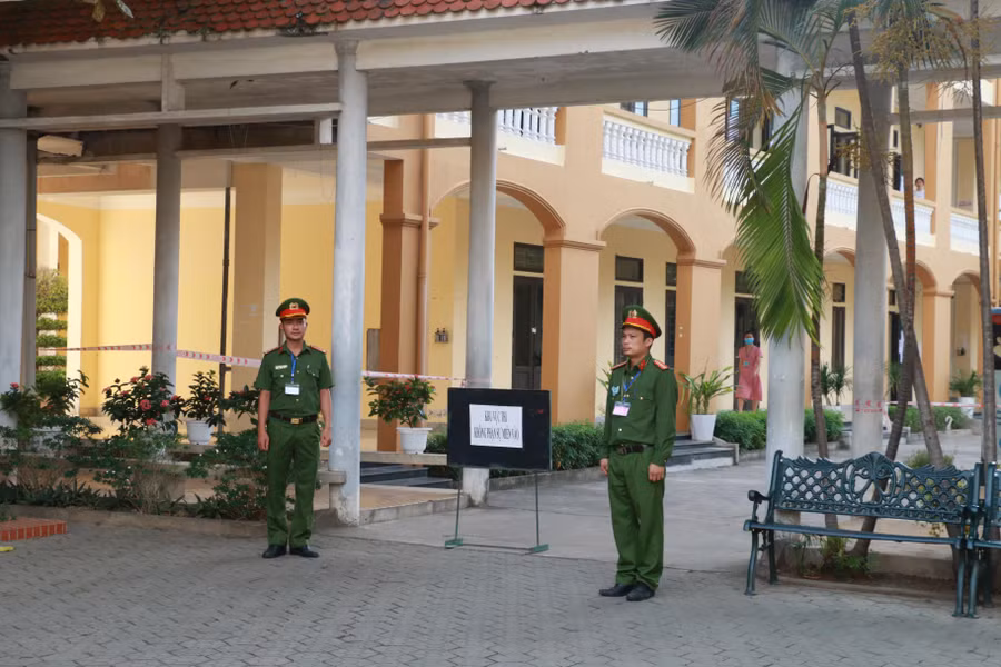 Điểm thi Trường THPT Dân tộc nội trú tỉnh Nghệ An có khu ký túc xá cho học sinh nằm trong khuôn viên trường. Tuy nhiên, để tạo điều kiện cho học sinh, từ khi kết thúc năm học, nhà trường đã cho học sinh ở lại trong khu nội trú cho đến tận ngày thi. Khi kỳ thi diễn ra, mỗi buổi thi, khu vực này sẽ được niêm phong, có công an canh giữ để đảm bảo an toàn thi. Sau khi thi xong, thí sinh có thể quay lại nhà nội trú để nghỉ ngơi.