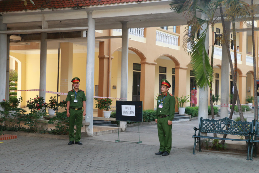 Điểm thi Trường THPT Dân tộc nội trú tỉnh Nghệ An có khu ký túc xá cho học sinh nằm trong khuôn viên trường. Tuy nhiên, để tạo điều kiện cho học sinh, từ khi kết thúc năm học, nhà trường đã cho học sinh ở lại trong khu nội trú cho đến tận ngày thi. Khi kỳ thi diễn ra, mỗi buổi thi, khu vực này sẽ được niêm phong, có công an canh giữ để đảm bảo an toàn thi. Sau khi thi xong, thí sinh có thể quay lại nhà nội trú để nghỉ ngơi.