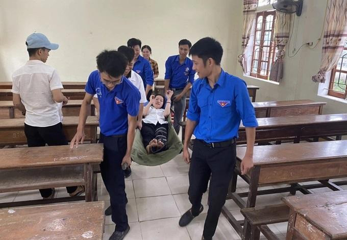 Thí sinh Bùi Vân Thư được đội tình nguyện "cáng" vào phòng thi và rời phòng thi sau khi thi xong. Ảnh: Nhữ Tiến. Thí sinh Bùi Vân Thư được đội tình nguyện "cáng" vào phòng thi và rời phòng thi sau khi thi xong. Ảnh: Nhữ Tiến.