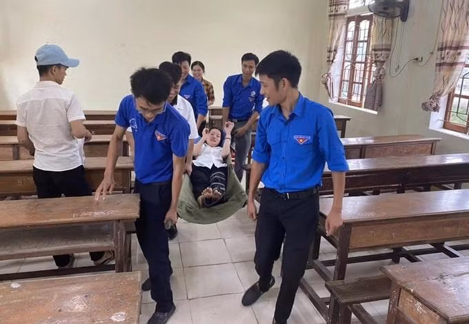 Thí sinh Bùi Vân Thư được đội tình nguyện "cáng" vào phòng thi và rời phòng thi sau khi thi xong. Ảnh: Nhữ Tiến.