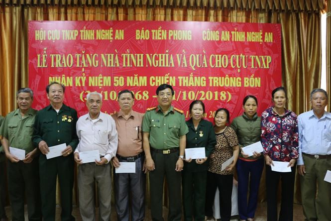 Trao quà cho 30 cựu TNXP Nghệ An có hoàn cảnh khó khăn