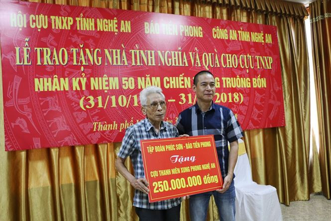 Trao biển tượng trưng 5 ngôi nhà tình nghĩa cho cựu TNXP