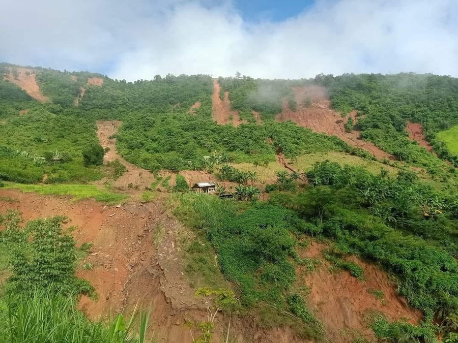 Huyện Kỳ Sơn, Nghệ An đã trải qua trận lũ ống lớn gây thiệt hại hàng trăm nhà dân và trường học cũng bị ảnh hưởng. Những ngọn núi phía thượng nguồn thuộc xã Tây Sơn sạt lở từng mảng lớn. Huyện Kỳ Sơn, Nghệ An đã trải qua trận lũ ống lớn gây thiệt hại hàng trăm nhà dân và trường học cũng bị ảnh hưởng. Những ngọn núi phía thượng nguồn thuộc xã Tây Sơn sạt lở từng mảng lớn.