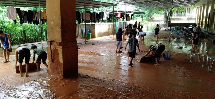 Học sinh Trường Phổ thông DTBT THCS Nậm Cắn chung tay dọn dẹp, tống bùn đất ra khỏi trường và khu nhà ở, bếp ăn để sớm ổn định sinh hoạt quay trở lại học tập.. Học sinh Trường Phổ thông DTBT THCS Nậm Cắn chung tay dọn dẹp, tống bùn đất ra khỏi trường và khu nhà ở, bếp ăn để sớm ổn định sinh hoạt quay trở lại học tập..