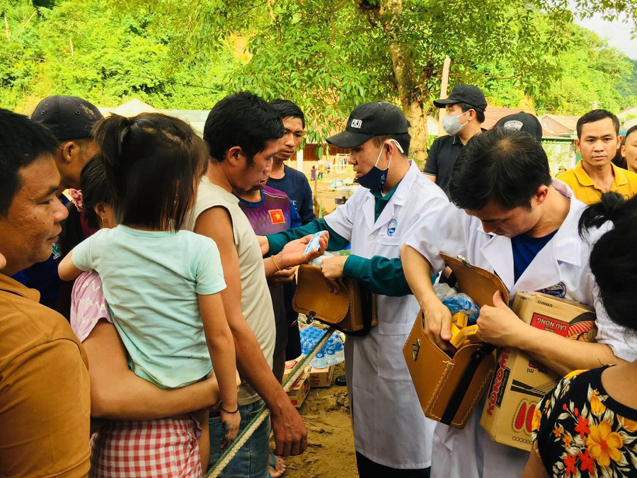 Lực lượng y tế đến bản khám, cấp phát thuốc, hướng dẫn bà con, các nhà trường giữ vệ sinh, khử trùng nguồn nước phòng dịch bệnh sau lũ. Lực lượng y tế đến bản khám, cấp phát thuốc, hướng dẫn bà con, các nhà trường giữ vệ sinh, khử trùng nguồn nước phòng dịch bệnh sau lũ.