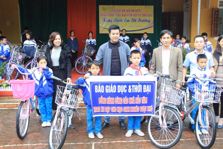 Hà Tĩnh: Trao 120 chiếc xe đạp cho học sinh nghèo vượt khó