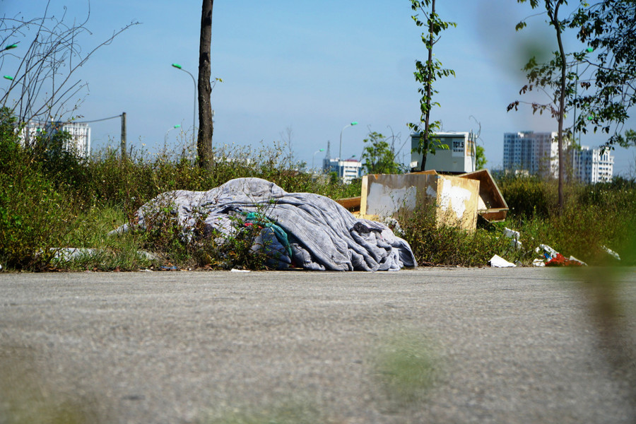 Trong khu mặt bằng này đang trở thành nơi xả rác của một số người thiếu ý thức... (Ảnh: HĐ)