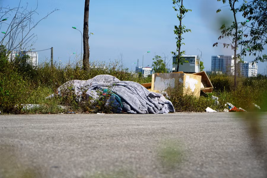 Trong khu mặt bằng này đang trở thành nơi xả rác của một số người thiếu ý thức... (Ảnh: HĐ)