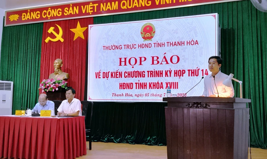 Đại diện lãnh đạo HĐND tỉnh Thanh Hóa thông tin về nội dung chương trình kỳ họp. (Ảnh: Thế Lượng)