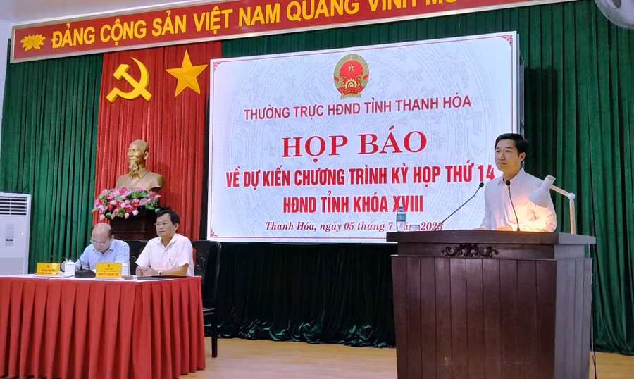 Đại diện lãnh đạo HĐND tỉnh Thanh Hóa thông tin về nội dung chương trình kỳ họp. (Ảnh: Thế Lượng)