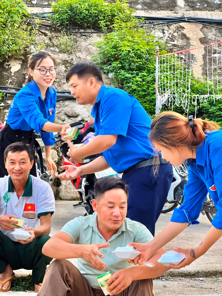 Thanh niên tình nguyện ở huyện vùng biên Mường Lát (Thanh Hóa) tặng sữa tươi và xôi cho phụ huynh thí sinh ăn sáng trong lúc chờ con, em vào dự thi. Ảnh: Thế Lượng.