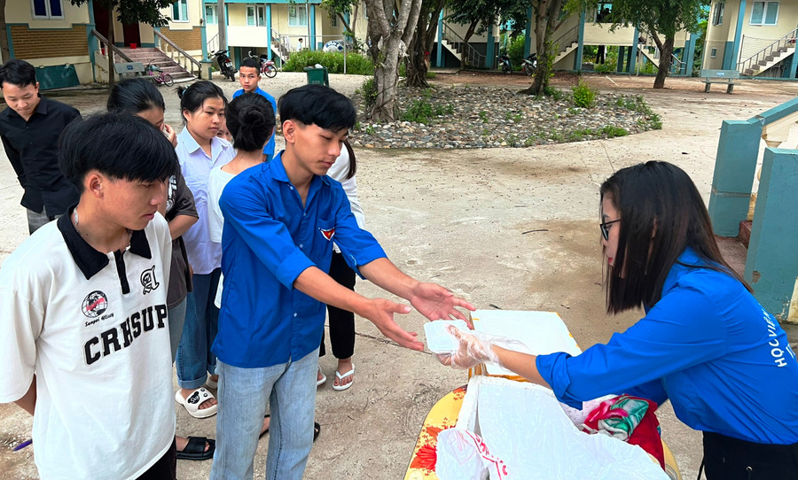 Thí sinh nhận suất ăn sáng miễn phí do các Thanh niên tình nguyện hỗ trợ ở Làng học sinh Mường Lát (Thanh Hóa). Ảnh: Thế Lượng. Thí sinh nhận suất ăn sáng miễn phí do các Thanh niên tình nguyện hỗ trợ ở Làng học sinh Mường Lát (Thanh Hóa). Ảnh: Thế Lượng.
